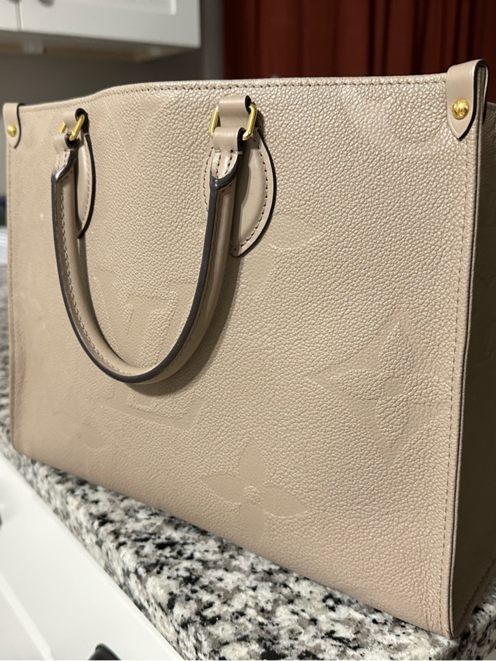 Louis Vuitton Onthego MM.  LV Light Beige Embossed Leather Tote - Picture 3 of 9